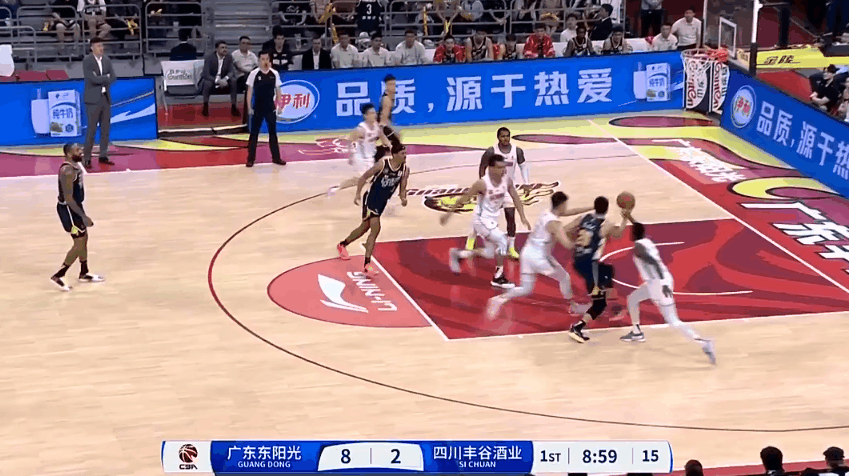 🏀CBA半场：吉伦沃特15+5&amp;萨姆纳19分 广东半场12记三分球以65-56领先四川